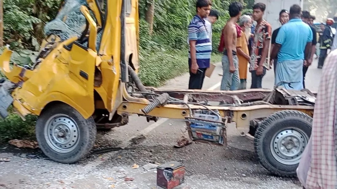টাঙ্গাইলে পিকআপ-মাহিন্দ্রা-ভ্যানের ত্রিমুখী সংঘর্ষে নিহত ৪